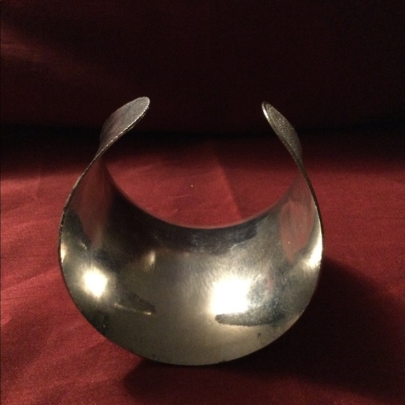 CLEARANCE: Metal Cuff Bracelet - Picture 6 of 8